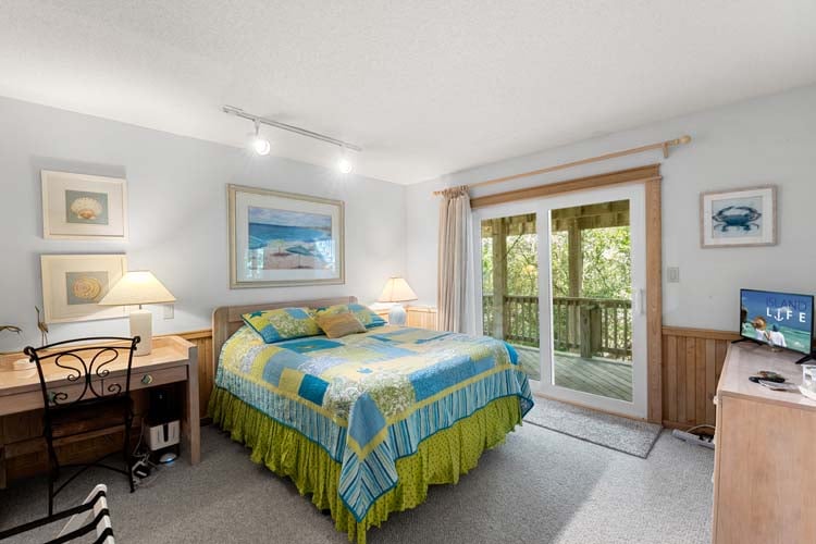 1st Floor Queen with Shared Bath