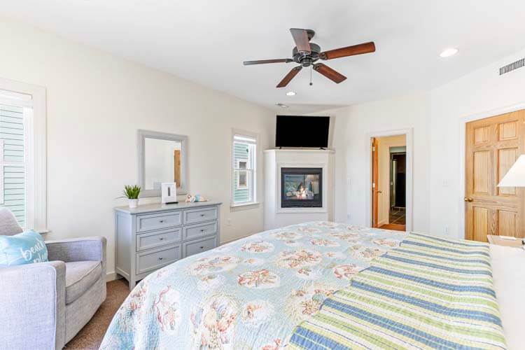 1st Floor King with Private Bath