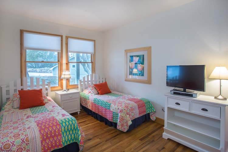 1st Floor Twins Bedroom