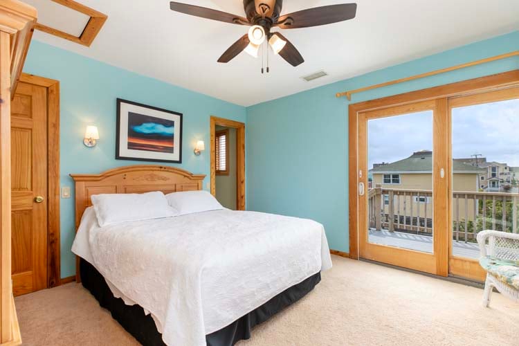 2nd Floor Queen with Shared Bath