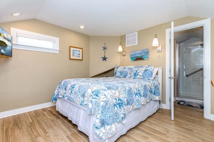 3rd Floor Queen with Private Bath