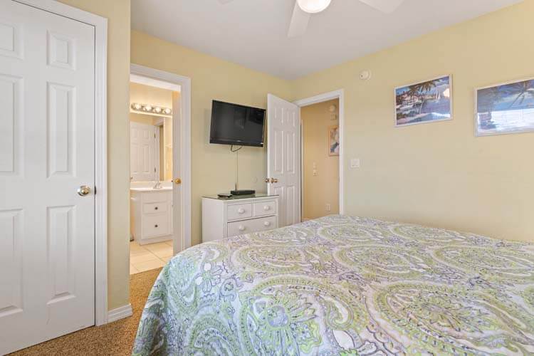 1st Floor Queen with Shared Bath