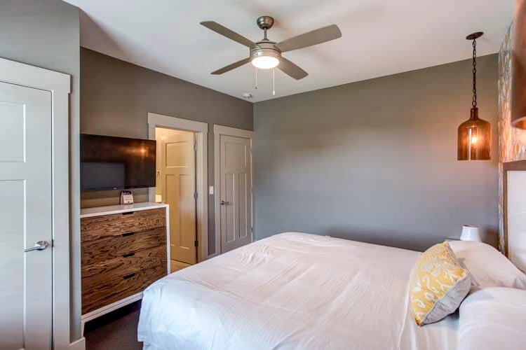 Ground Floor King with Private Bath (2)