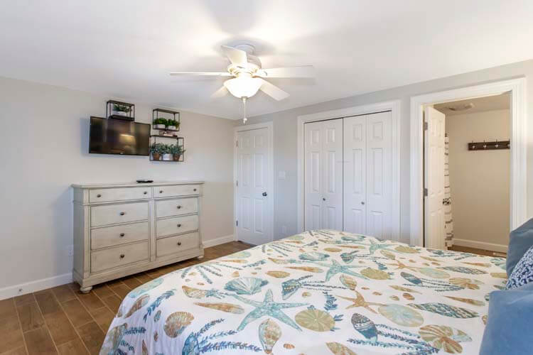 1st Floor King with Private Bath