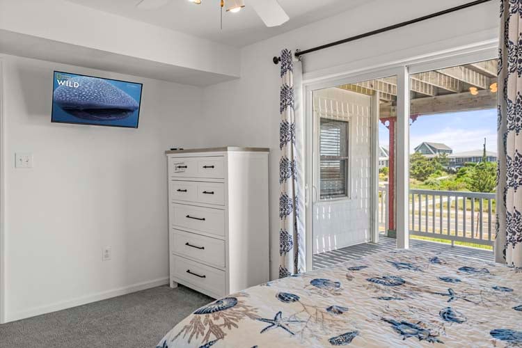 1st Floor Queen with Private Bath