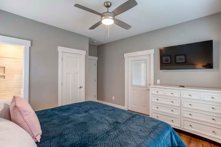 1st Floor King with Private Bath