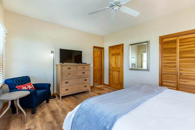 1st Floor King with Private Bath