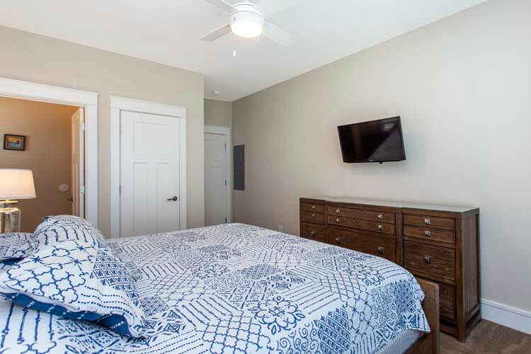 1st Floor King with Private Bath