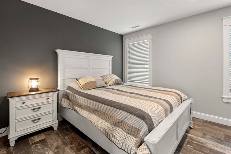 Ground Floor Queen with Shared Bath (15)