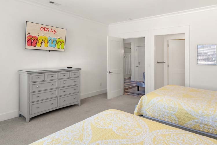 Ground Floor Queens with Private Bath