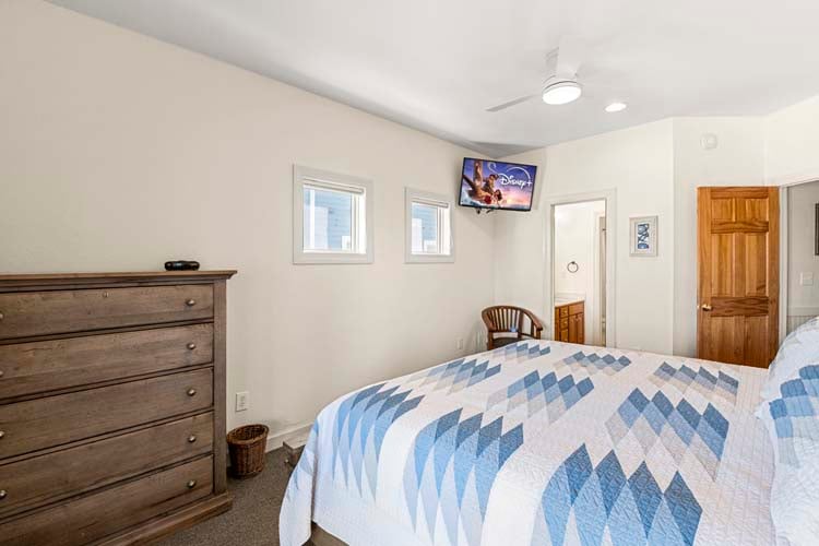 1st Floor King with Private Bath (4)