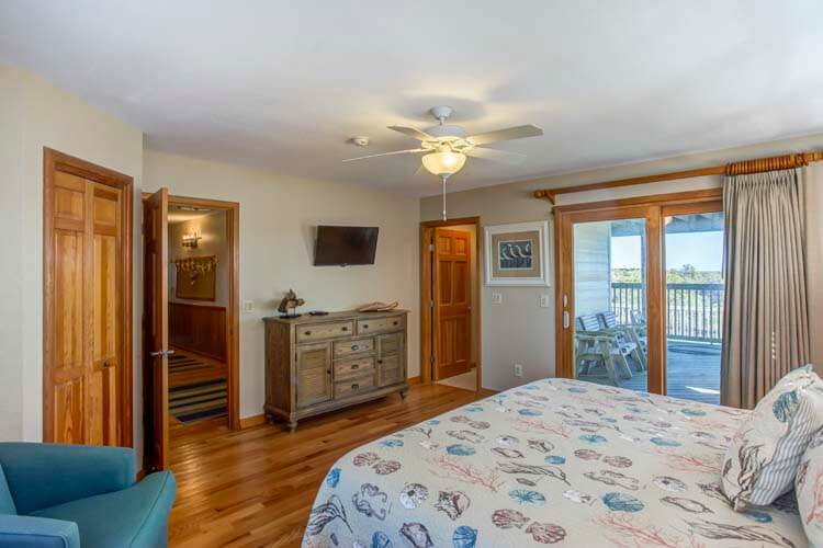 1st Floor King with Private Bath