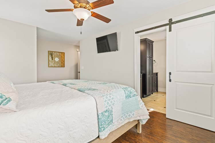 2nd Floor King with Private Bath