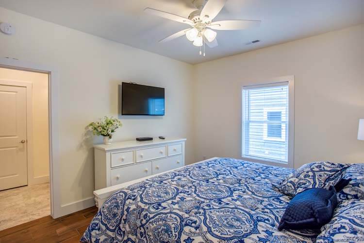 1st Floor King with Private Bath