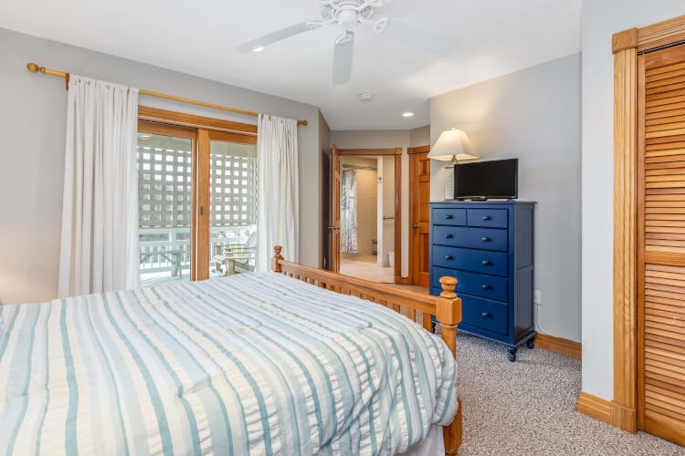 1st Floor Queen with Private Bath