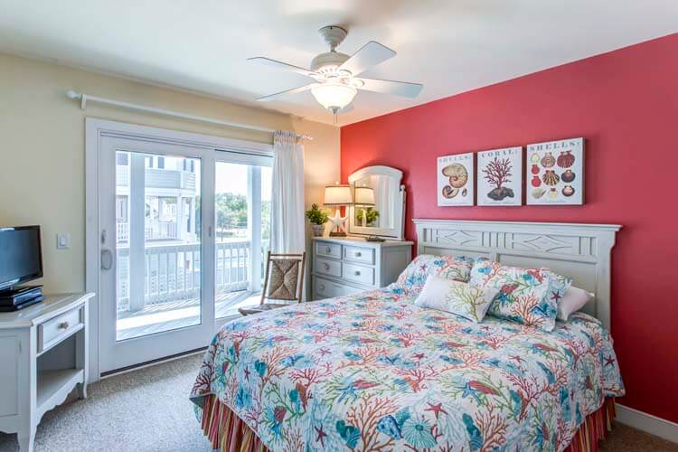 1st Floor Queen Bedroom