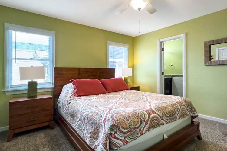 1st Floor Queen with Shared Bath