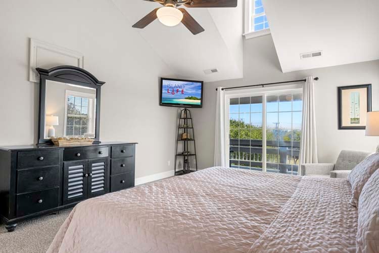 2nd Floor King with Private Bath