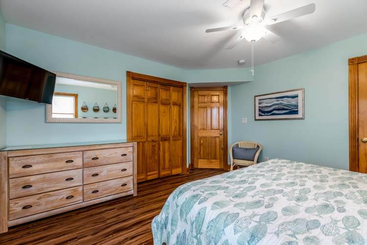 1st Floor King with Shared Bath