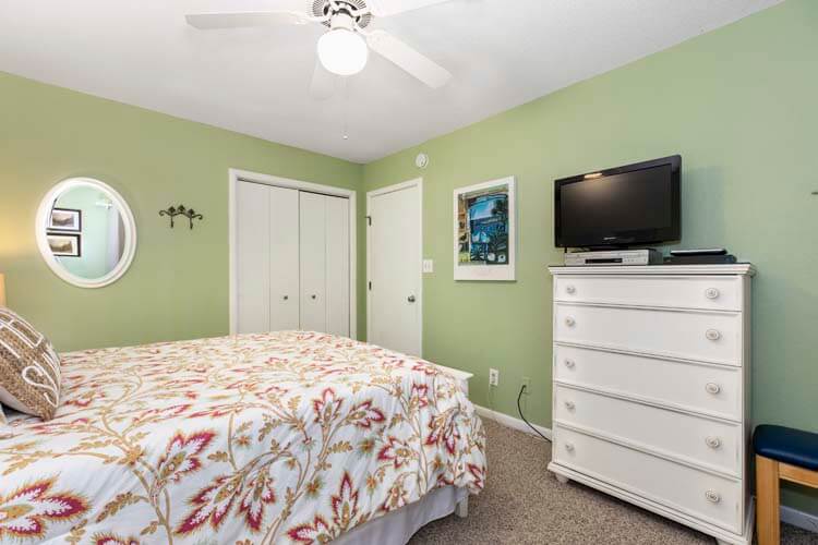 1st Floor Queen with Private Bath