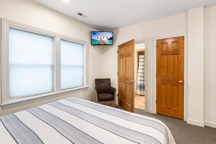 Ground Floor King with Private Bath (9)