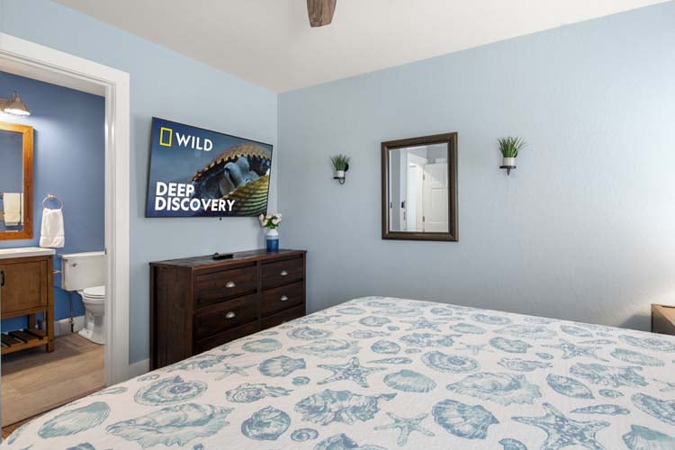 1st Floor King with Private Bath