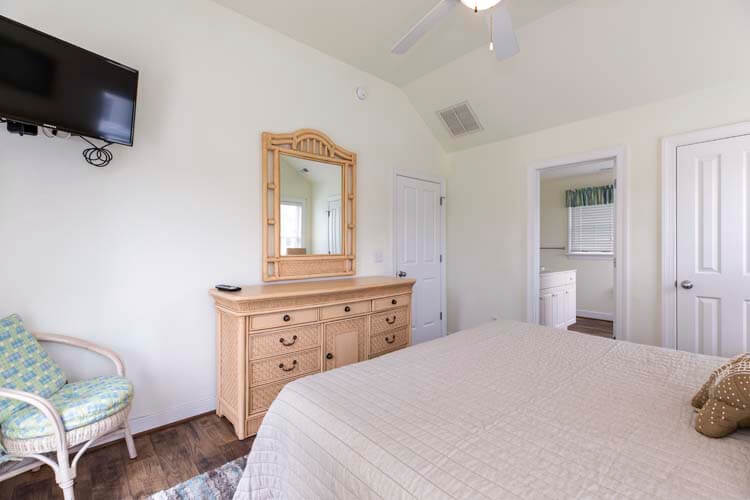 2nd Floor King with Private Bath