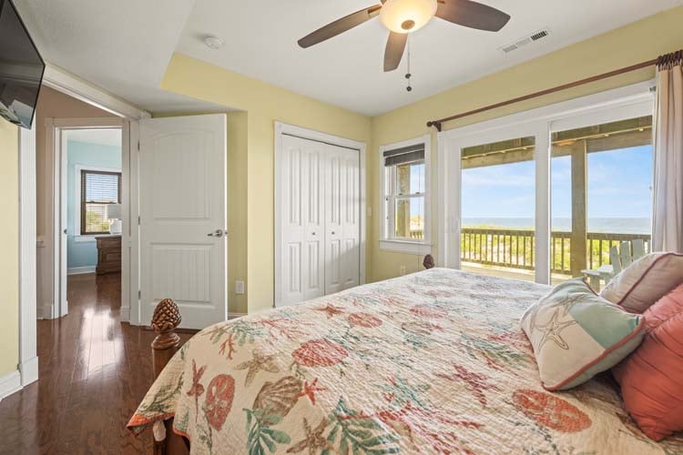 1st Floor King with Private Bath