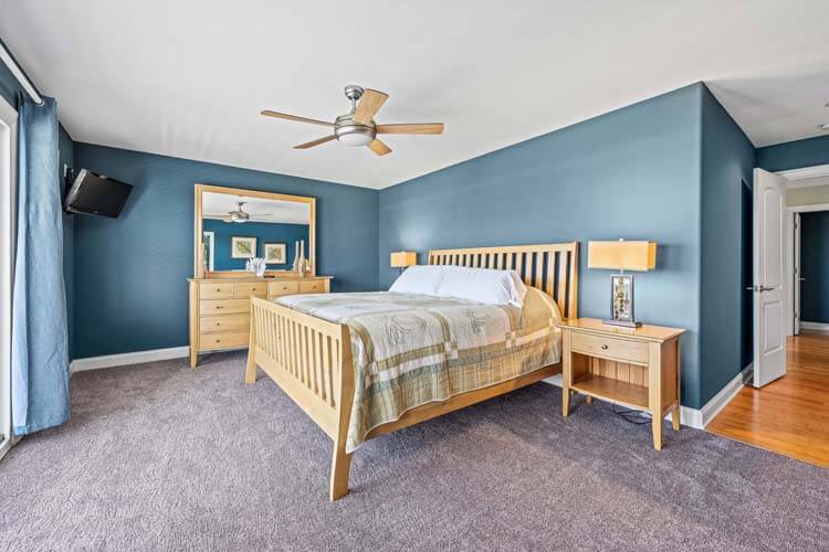 1st Floor King with Private Bath