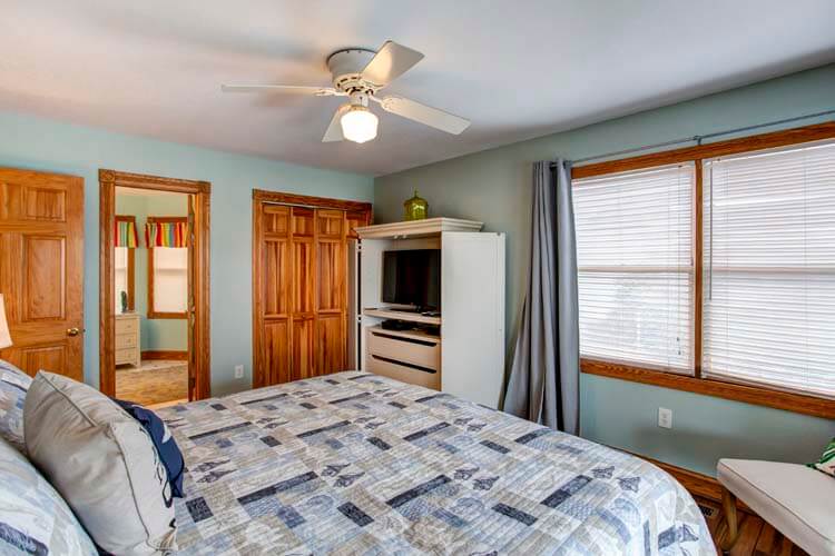 1st Floor King with Private Bath