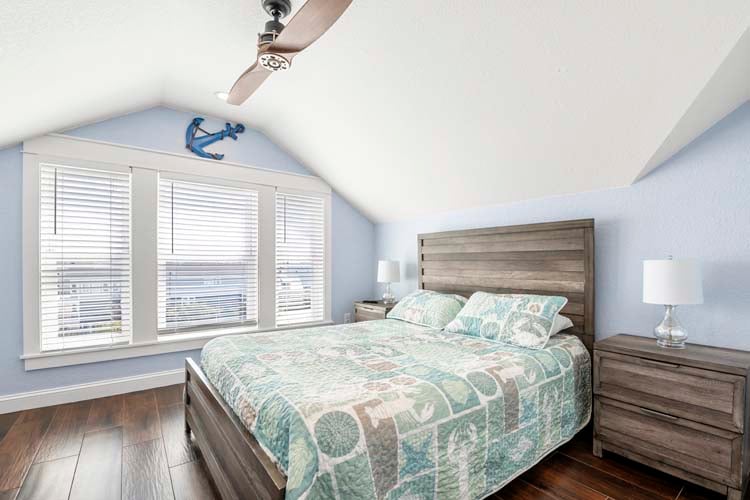 3rd (Top) Floor Queen with Private Bath (16)