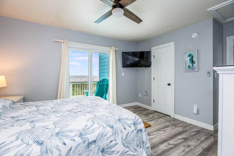 2nd Floor Queen with Private Bath