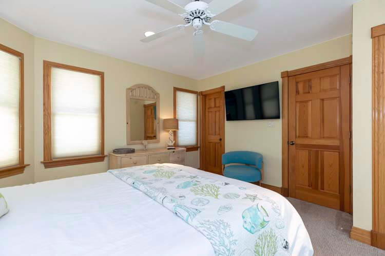 1st Floor Queen with Shared Bath