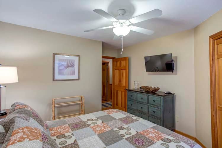 1st Floor Queen Bedroom