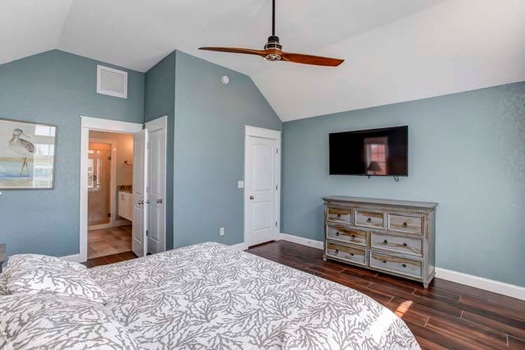 2nd Floor King with Private Bath