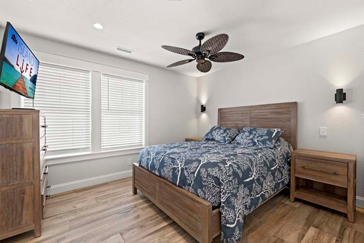 2nd Floor Queen with Private Bath (3)