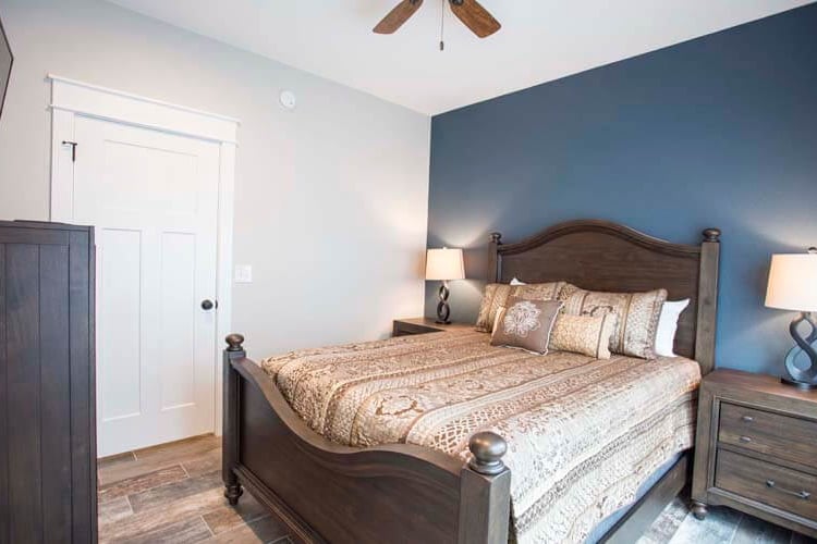 1st Floor Queen with Shared Bath (9)