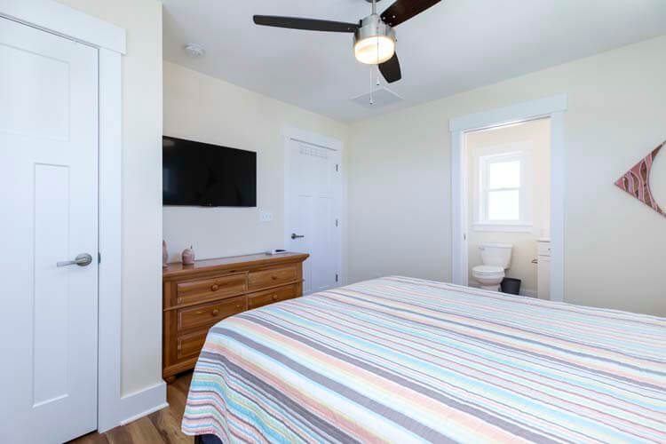 2nd Floor Queen with Private Bath