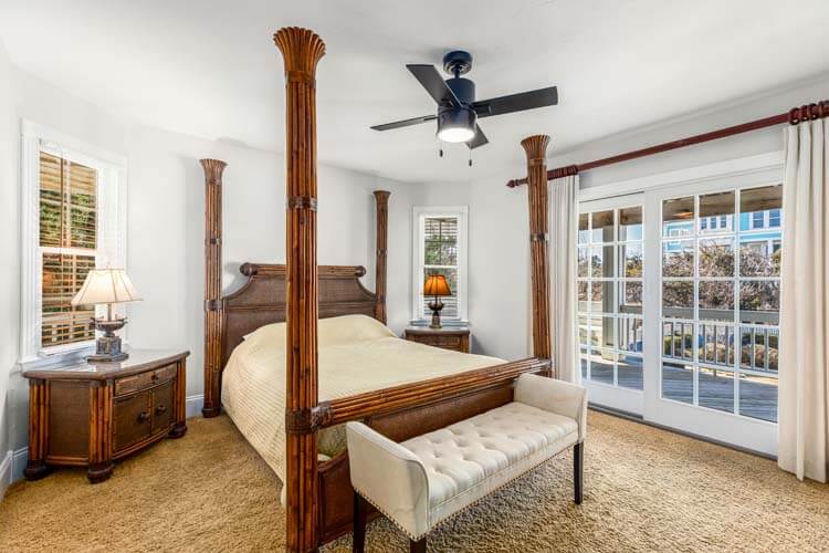 1st Floor Queen with Private Bath