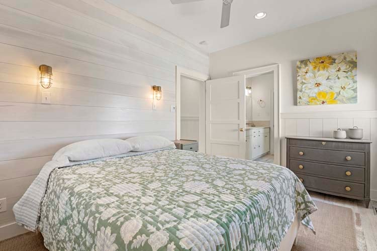 1st Floor Queen with Shared Bath