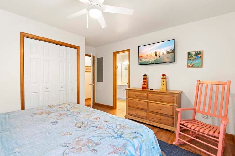 1st Floor King with Shared Bath