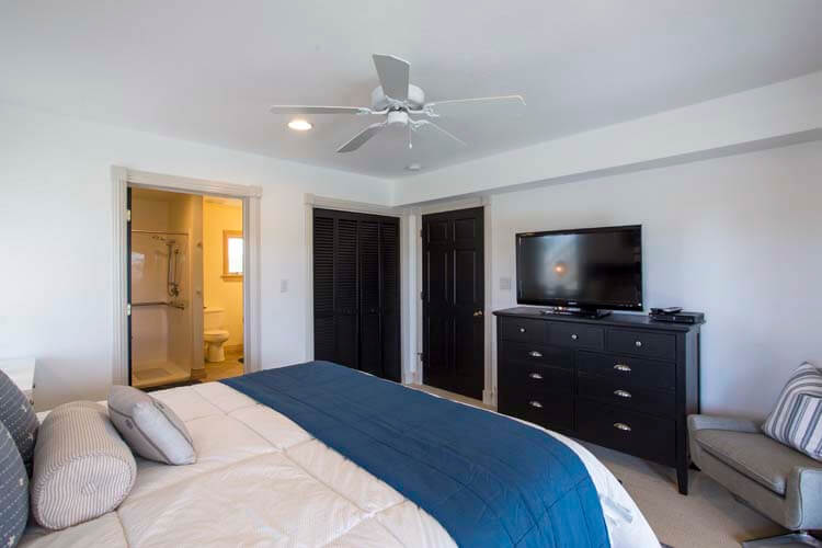 1st Floor King with Private Bath