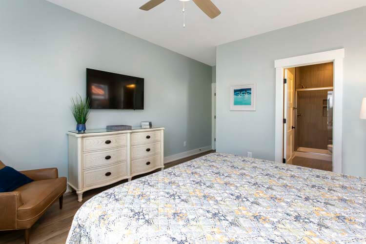 1st Floor King with Private Bath