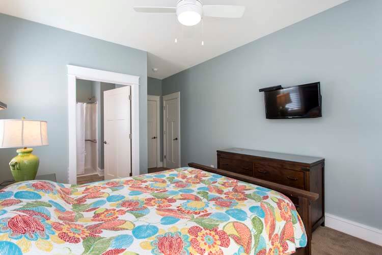 1st Floor Queen with Private Bath