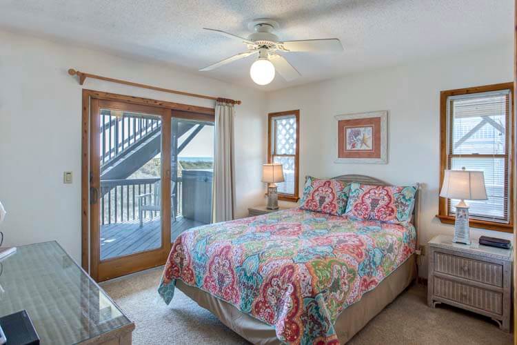 1st Floor Queen Bedroom