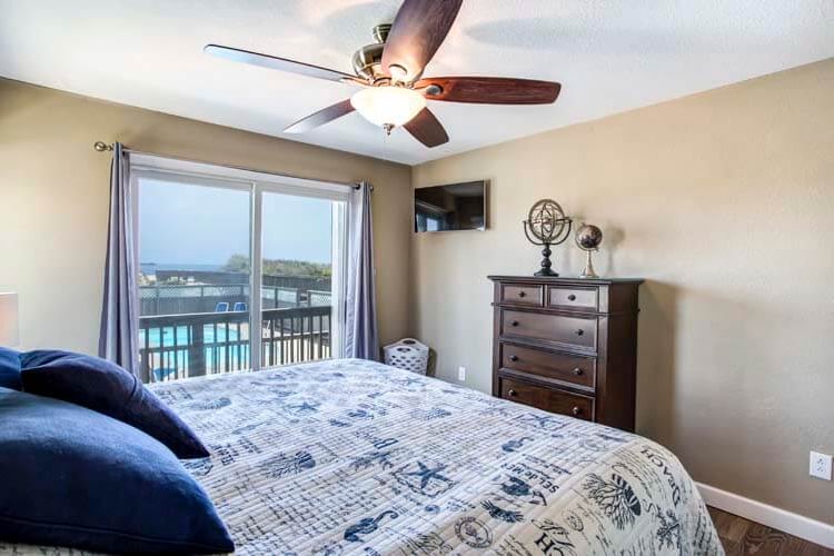 1st Floor King Bedroom