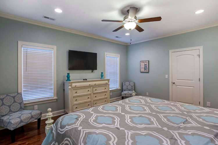 1st Floor King with Private Bath