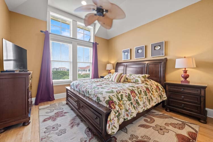 2nd Floor King with Private Bath