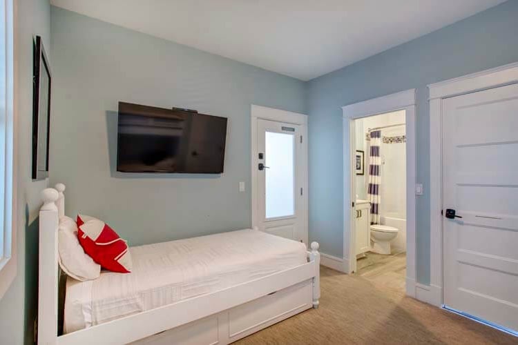 Ground Floor Twin Bunk/Twin with Private Bath