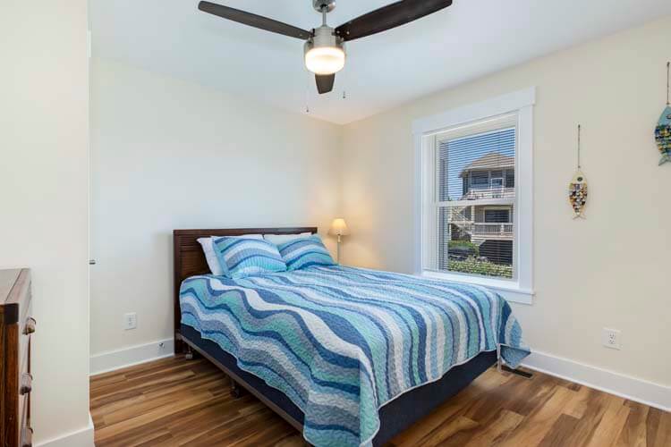 1st Floor Queen with Shared Bath